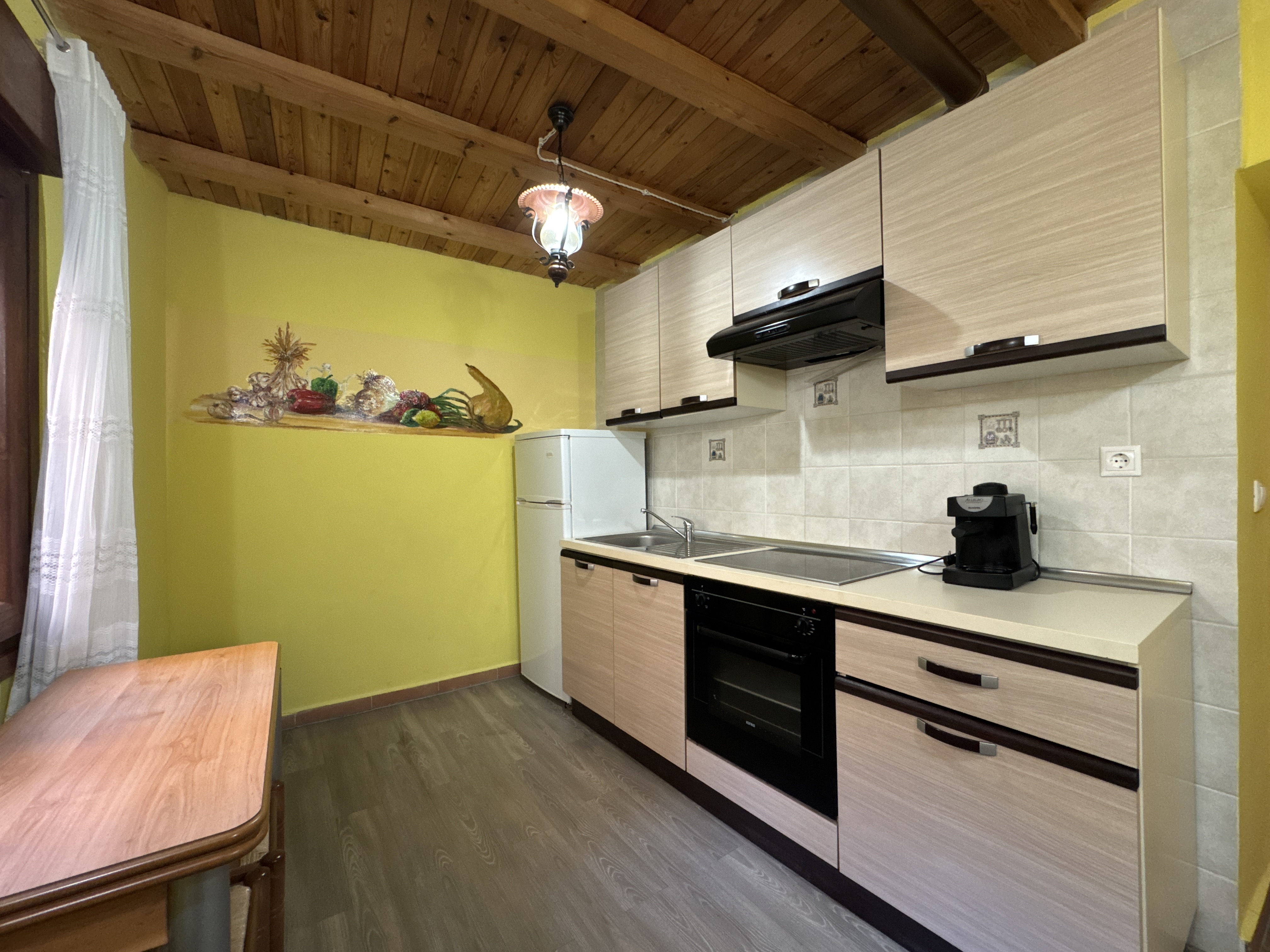 Cocina con vigas de madera
